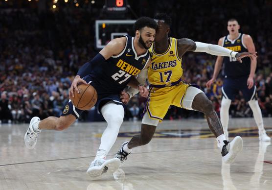 Jamal Murray (izquierda) se enfrenta a Dennis Schröder de Los Angeles Lakers durante el Juego 2 de las Finales de la Conferencia Oeste en Denver, Colorado, el 18 de mayo de 2023.