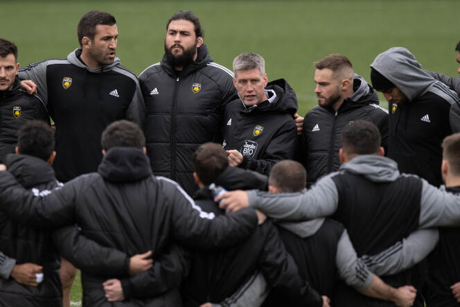 El entrenador de La Rochelle, el irlandés Ronan O'Gara, y sus jugadores antes de un partido entre los 14 mejores en casa contra el Lyon, el 4 de febrero de 2023.