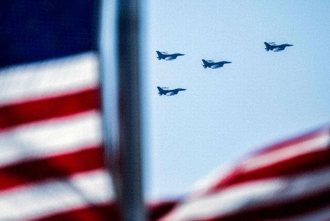 Un grupo de aviones de combate F-16 sobrevuela Washington, Estados Unidos, el 30 de marzo de 2023.