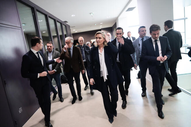 Jordan Bardella à gauche et Marine Le Pen au centre, lors de la Fête de la Nation, au Havre (Seine-Maritime), le 1er mai 2023.