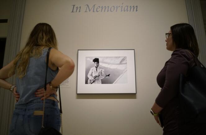 Une photographie, datant de 1993, du chanteur Prince par Lynn Goldsmith, exposée à la Smithsonian’s National Portrait Gallery, à Washington, le 22 avril 2016.