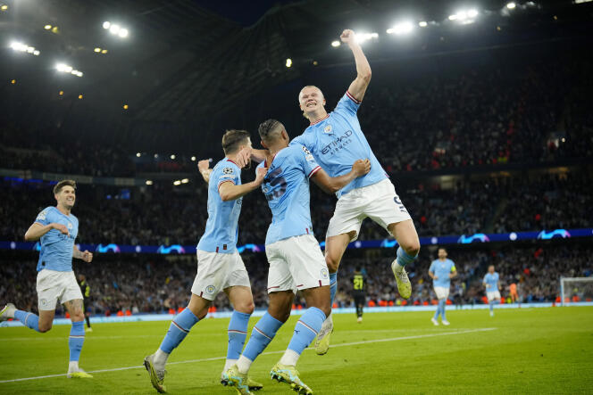 Los jugadores del Manchester City celebran su clasificación para la final de la Champions League en Manchester tras su victoria (4-0) ante el Real Madrid el 17 de mayo de 2023.
