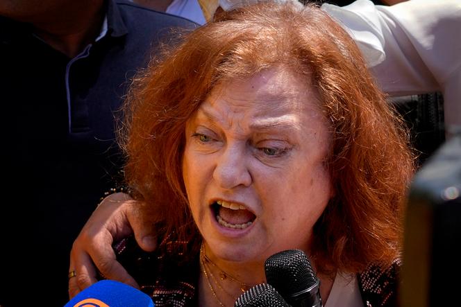 El fiscal de Monte Líbano, Ghada Aoun, responde a los periodistas que abandonan el juzgado de Beirut el 4 de mayo de 2023.