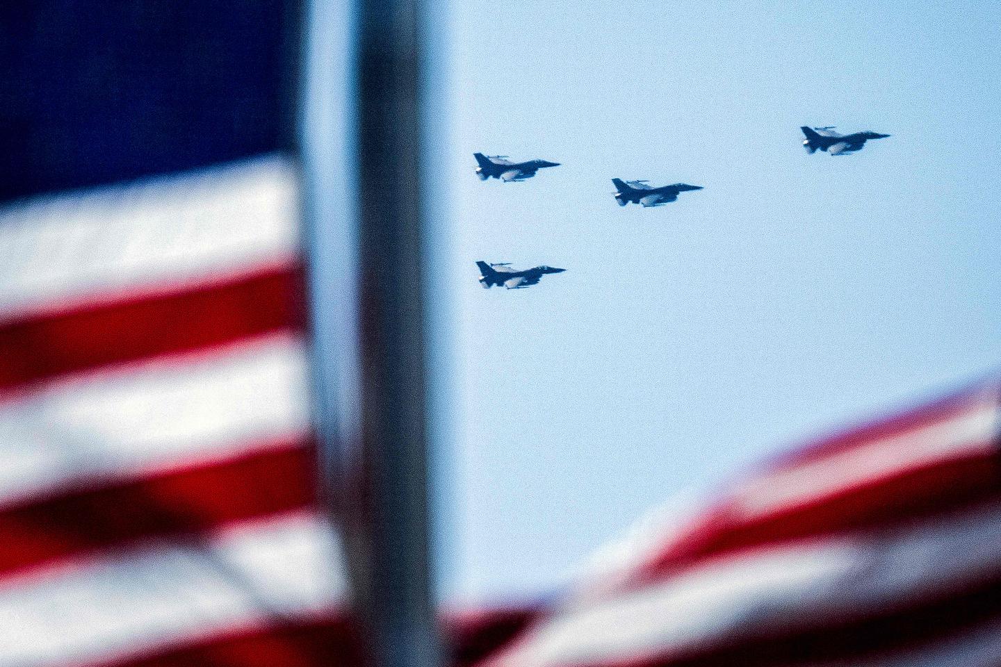 Joe Biden allana el camino para la entrega de cazas F-16 a Kiev, una “decisión histórica” para Volodymyr Zelensky