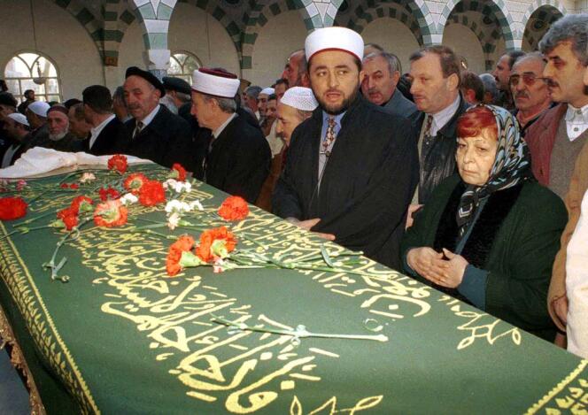 Durante el funeral de Konca Kuris, en la mezquita Mugdat de la ciudad de Mersin (Turquía), el 23 de enero de 2000.