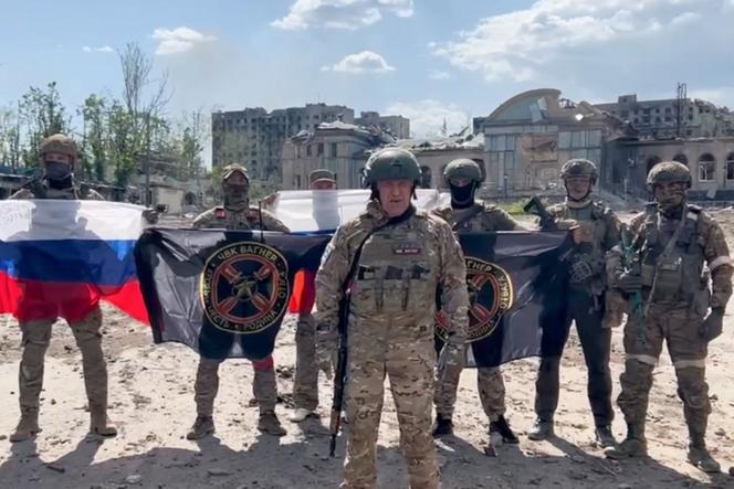 Le patron du Groupe Wagner, Evgueni Prigojine, et des combattants, dans une vidéo diffusée sur le réseau social Telegram, à Bakhmout, le 20 mai 2023. Cette image a été diffusée par l’intermédiaire du service de presse Concorde, une société liée à Evgueni Prigojine.