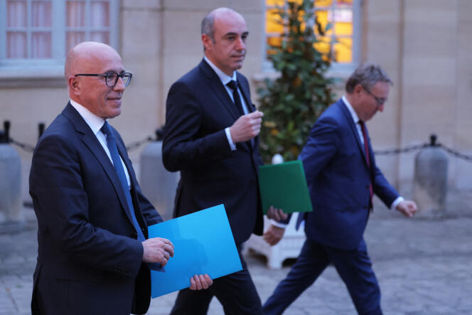Le président du parti Les Républicains, Eric Ciotti, et le président du groupe parlementaire LR à l’Assemblée nationale, Olivier Marleix, après une réunion à Matignon, à Paris, le 5 avril 2023.