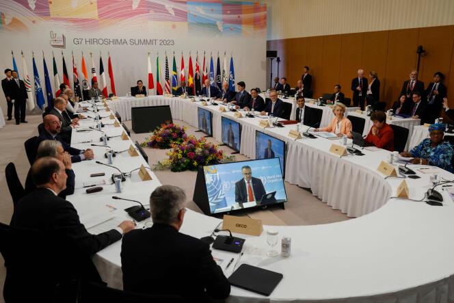 Une réunion de travail du sommet du G7, dirigée par le premier ministre japonais, Fumio Kishida, le 20 mai 2023, à Hiroshima.