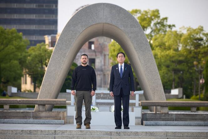 Le président ukrainien, Volodymyr Zelensky, et le premier ministre japonais, Fumio Kishida, au parc commémoratif de la paix d’Hiroshima, à la suite du sommet des dirigeants du G7, à Hiroshima (Japon), le 21 mai 2023. 