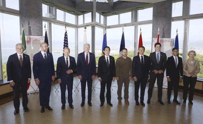 El presidente de Ucrania posa con los líderes del G7 el domingo 21 de mayo de 2023 en Hiroshima, Japón. 