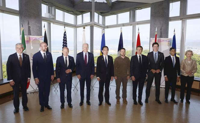 El presidente de Ucrania posa con los líderes del G7 el domingo 21 de mayo de 2023 en Hiroshima, Japón. 