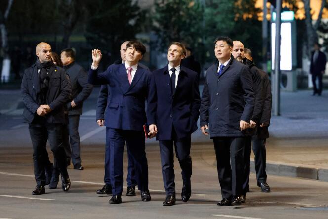 Le président français, Emmanuel Macron (au centre), avec le président mongolien, Ukhnaagiin Khürelsükh (à droite), dans les rues d’Oulan Bator, le 21 mai 2023.