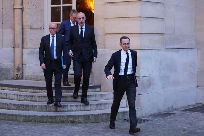 El presidente del partido Les Républicains (LR) Eric Ciotti, el líder de los diputados de LR Olivier Marleix y el presidente del grupo LR en el Senado Bruno Retailleau, tras un encuentro con Elisabeth Borne, en Matignon, el 5 de abril de 2023.