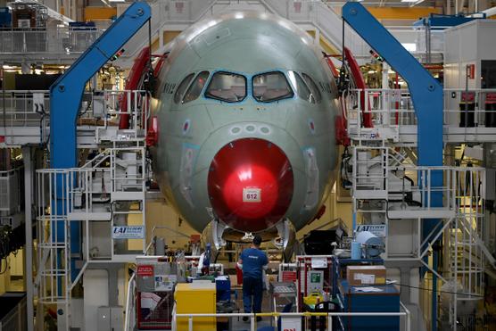 En la línea de montaje de un Airbus A350, en Colomiers (Haute-Garonne), cerca de Toulouse, el 9 de diciembre de 2022.