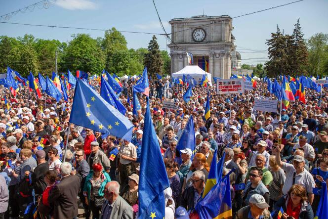 Plus de 75 000 personnes se sont rassemblées le 21 mai 2023 au centre de Chisinau pour réclamer l’adhésion à l’Union européenne, selon la police moldave. 