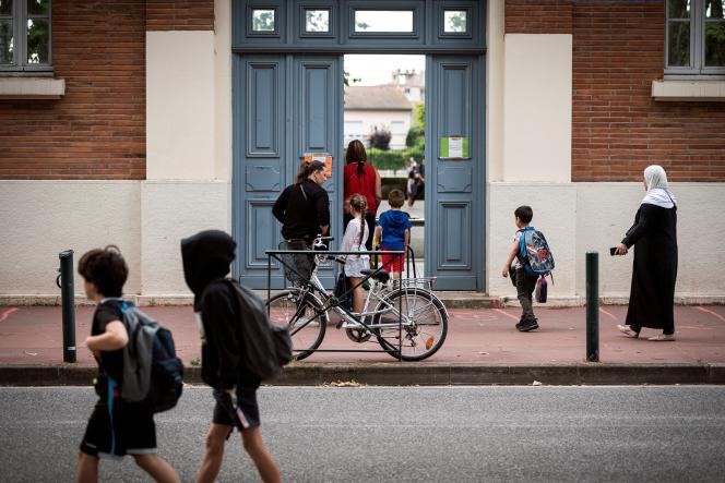 Frente a una escuela en Toulouse, en junio de 2020.