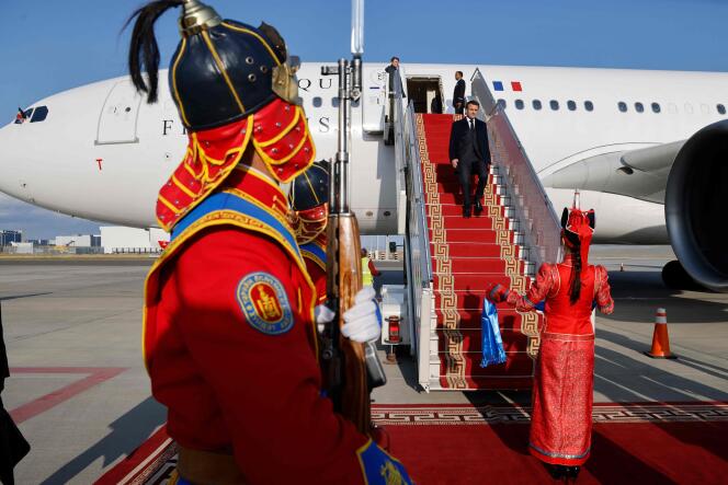 Emmanuel Macron kommt am 21. Mai 2023 am Flughafen Ulaanbaatar in der Mongolei an.