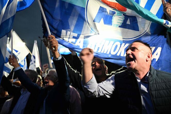 Los militantes de Nouvelle Démocratie se regocijaron con el anuncio de los resultados de las encuestas realizadas en la sortie des urnes, el 21 de mayo de 2023 en Atenas.  Selon les primers résultats partiels, the part conservador du premier minister sortant est en gran medida en tête, mais n'atteint pas la majorté absolue. 