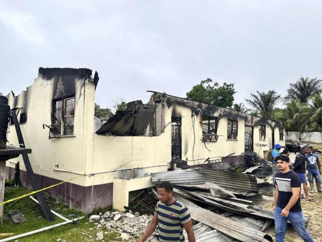 Les restes de l’école qui a brûlé à Mahdia, au Guyana, le 22 mai 2023.