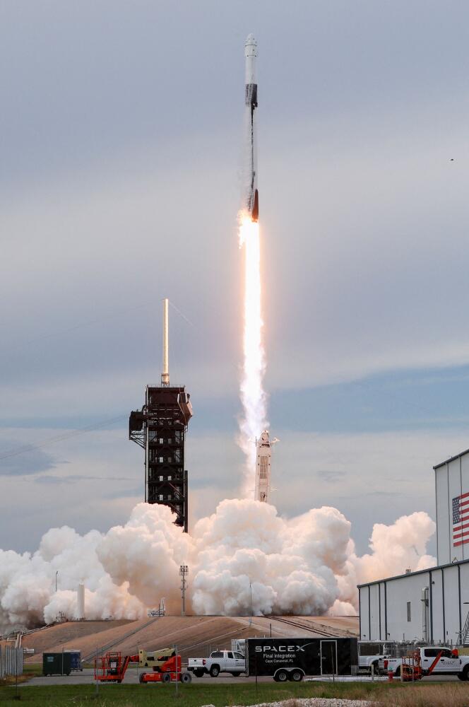 Quattro dei razzi Falcon 9 di SpaceX e la sua capsula Dragon 