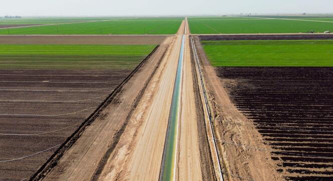 Un canal d’irrigation à travers des champs à Holtville, en Californie, le 9 février 2023.