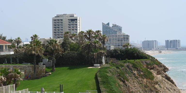 Tanya Habjouqa/NOOR for le Monde
Herziliya, Israel (Tel Aviv)


View from cliff facing down to beach just behind houses  on street that Fabrice Touil lives on. (a half block down from his house).

Gelle Tkhelet (or Galei Tchelet) 26, the famous 