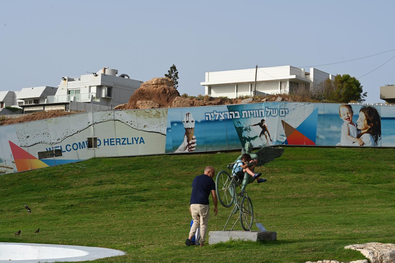 The bittersweet exile of carbon swindler millionaires, convicted in France  and stuck in Israel