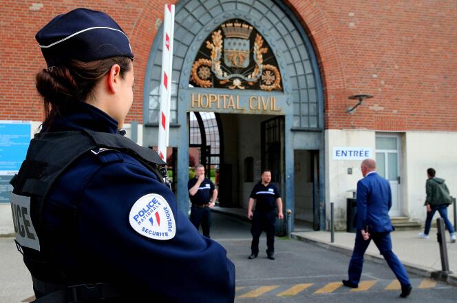 Una mujer policía hace guardia frente al Hospital Universitario de Reims (Marne) después de un apuñalamiento, el 22 de mayo de 2023.