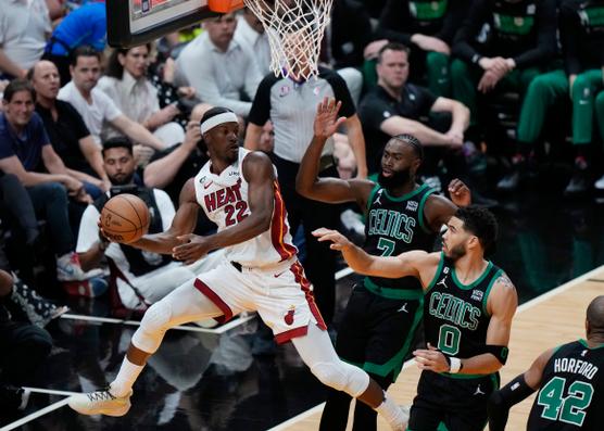 La estrella del Miami Heat Jimmy Butler (camiseta blanca) se enfrenta a los Boston Celtics el 21 de mayo de 2023 en Miami, Florida.