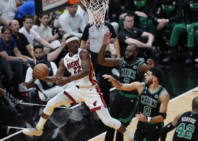La estrella del Miami Heat Jimmy Butler (camiseta blanca) se enfrenta a los Boston Celtics el 21 de mayo de 2023 en Miami, Florida.
