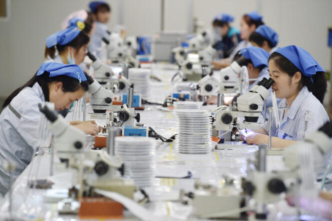 Production de composants électroniques dans une usine de Suqian, dans la province du Jiangsu, en Chine, le 11 mai 2023.