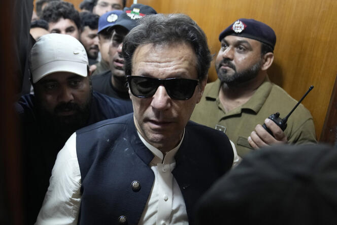 L’ancien premier ministre pakistanais, Imran Khan, quitte le tribunal de Lahore après sa comparution, le 19 mai 2023. 