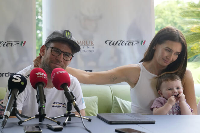 Le cycliste britannique Mark Cavendish, sa femme, Peta Todd, et leur fille en conférence de presse à Coccaglio (Lombardie), le 22 mai 2023. 