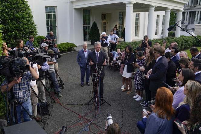 Le chef de file des républicains à la Chambre des représentants, Kevin McCarthy, parle à la presse après sa rencontre cruciale sur le plafond de la dette avec Joe Biden, à la Maison Blanche, le 22 mai.