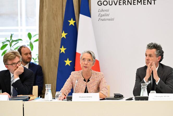 La cheffe du gouvernement Elisabeth Borne, le ministre de la transition écologique Christophe Bechu (à droite) et celui de l’agriculture Marc Fesneau, rencontrent les membres du Conseil national de la transition écologique, à Paris, le 22 mai 2023.