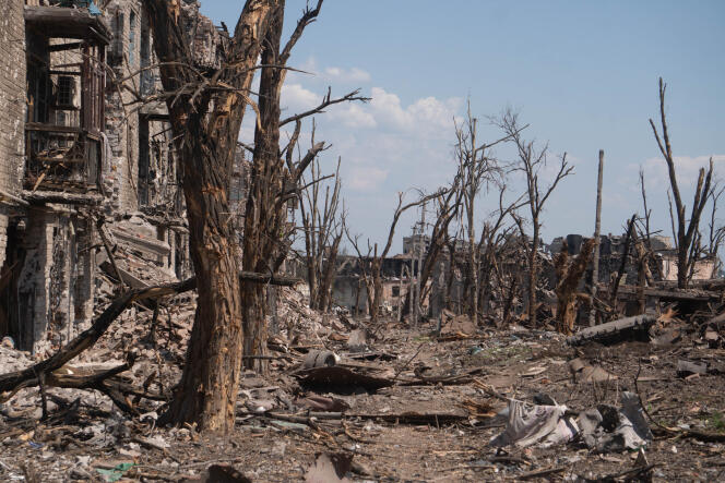Imagen cortesía de la agencia estatal rusa Sputnik.  Edificios destruidos en Bakhmout, Ucrania, 20 de mayo de 2023.