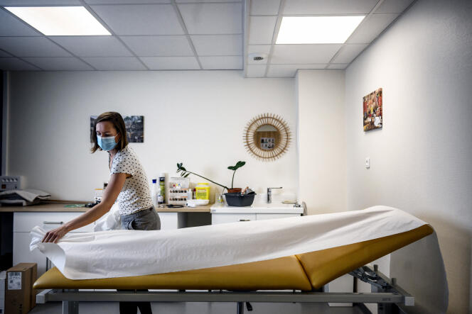 Une médecin prépare son cabinet à la maison de santé de Pontgibaud (Puy-de-Dôme), le 24 novembre 2022.
