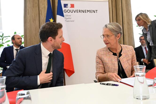 Le ministre des transports, Clément Beaune, et la première ministre, Elisabeth Borne, à Paris, le 22 mai 2023.