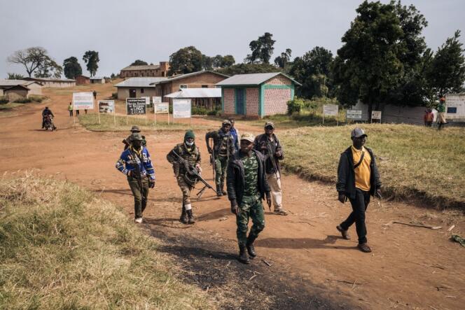 Milicianos del grupo armado Codeco en la aldea de Linga, en la provincia de Ituri, en enero de 2022.