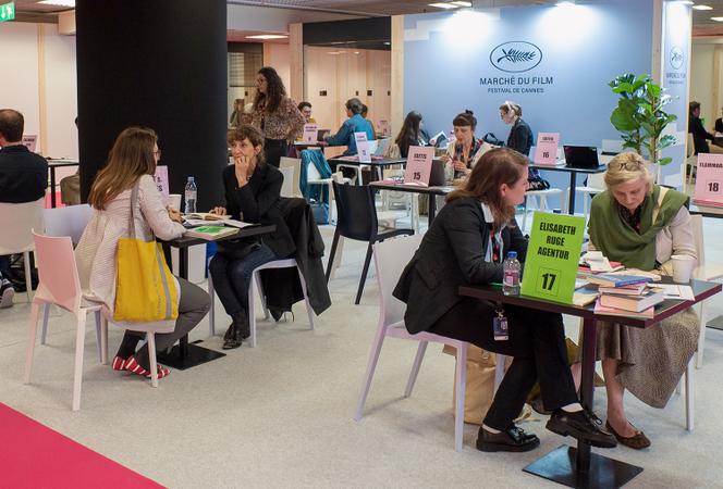 Le 19 mai 2023, au Palais des festivals, à Cannes, éditeurs et producteurs de films se rencontrent dans le cadre de Shoot The Book !.