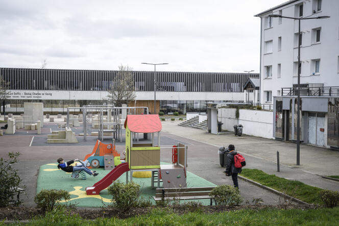 Un parque infantil frente al nuevo colegio Charles-Le-Goffic, en el distrito de Ker-Uhel, en Lannion (Côtes-d'Armor), 15 de marzo de 2023. 