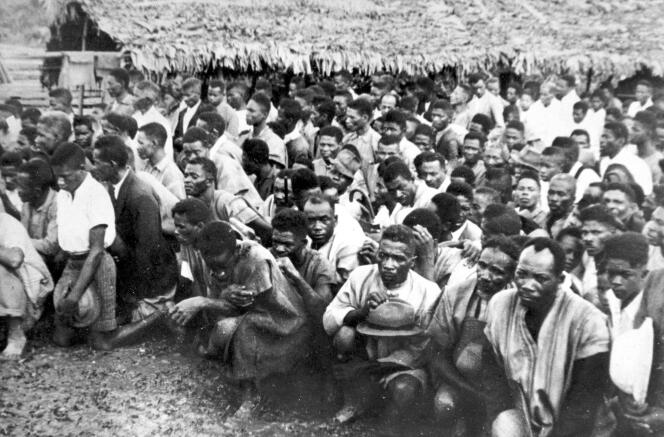 Reddition de rebelles malgaches à l’armée française, à Toamasina, le 25 septembre 1947.