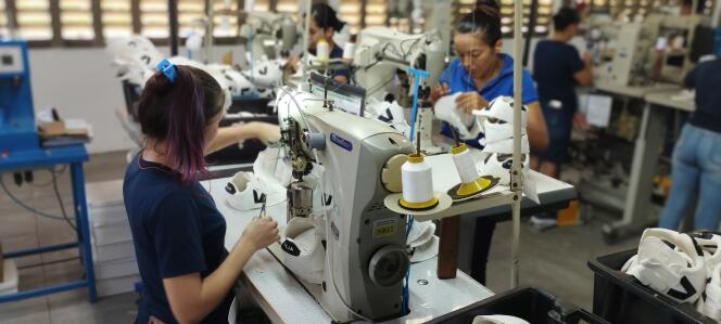 Since 2020, Veja has had some of its sneakers manufactured by Aniger, a Brazilian company.  Every day, 6,000 pairs of the French brand come out of the Quixeramobim factory, in the Nordeste.  Here, May 11, 2023.