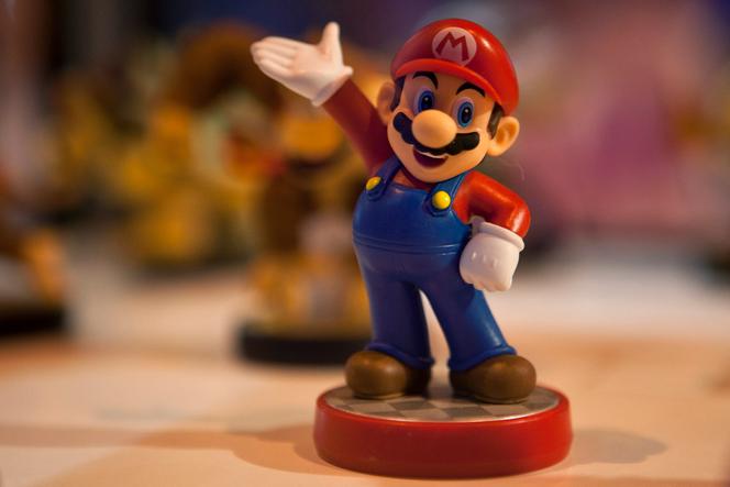 Une figurine représentant le personnage de jeu vidéo Mario, en 2015.