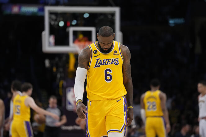 El extremo de Los Angeles Lakers, LeBron James, sale de la cancha con la cabeza gacha después de que su equipo fuera eliminado en las Finales de la Conferencia Oeste de la NBA el 22 de mayo de 2023.