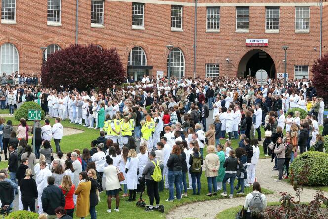 Employees of the CHU de Reims gathered in front of the hospital, on May 23, 2023, to pay tribute to the nurse who died following a stabbing attack the day before.