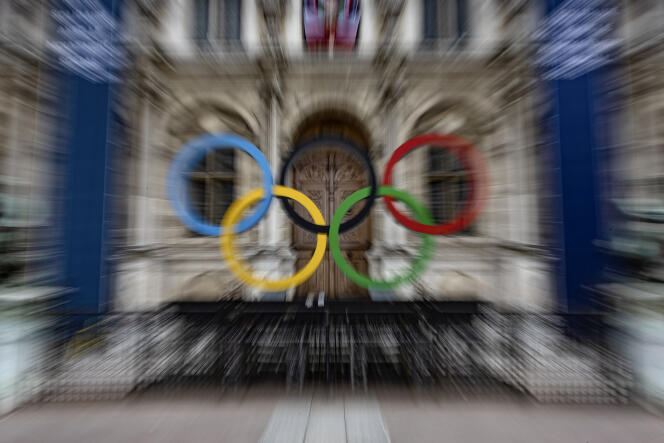 The Olympic rings in front of the Hôtel de Ville in Paris.