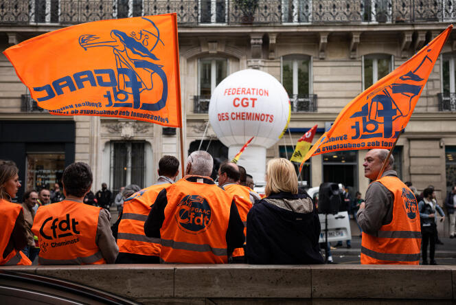 Durante la manifestación sindical de trabajadores ferroviarios para defender el transporte público de mercancías por ferrocarril de la SNCF, organizada frente al Ministerio de Transporte, en París, el 23 de mayo de 2023. 