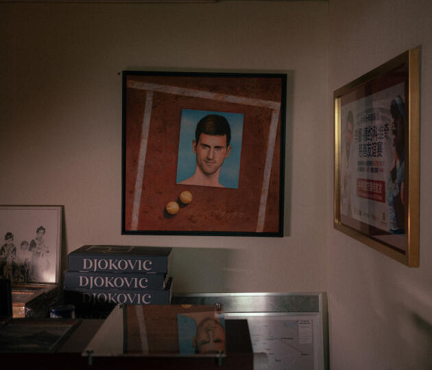 Una pintura que representa a Novak Djokovic en la oficina de Goran Djokovic en Belgrado el 15 de mayo de 2023.