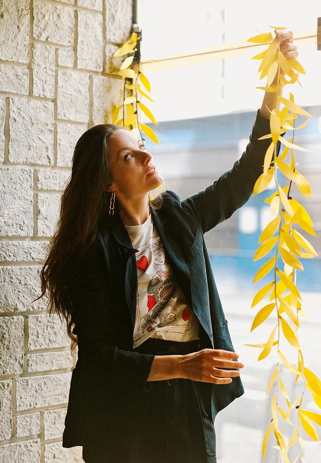 La artista Mathilde Nivet, en su estudio, en París, 28 de abril de 2023.